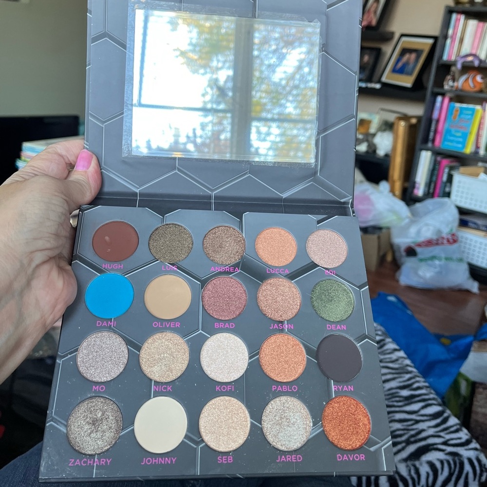 Barbarella Palette By BeeBeauty 20 Shades.  Brand New!